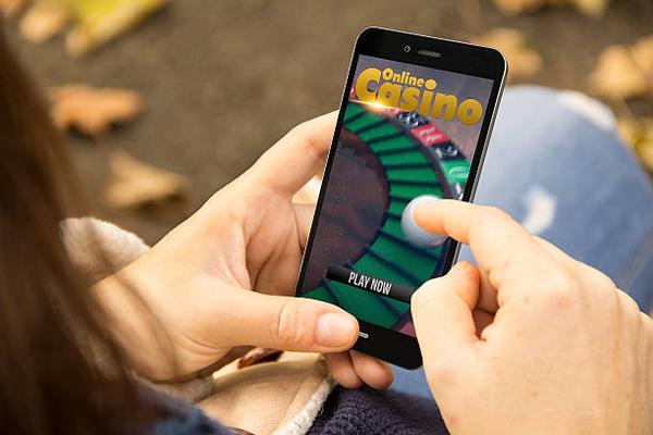 Compare the Best Features of online crypto casino Websites